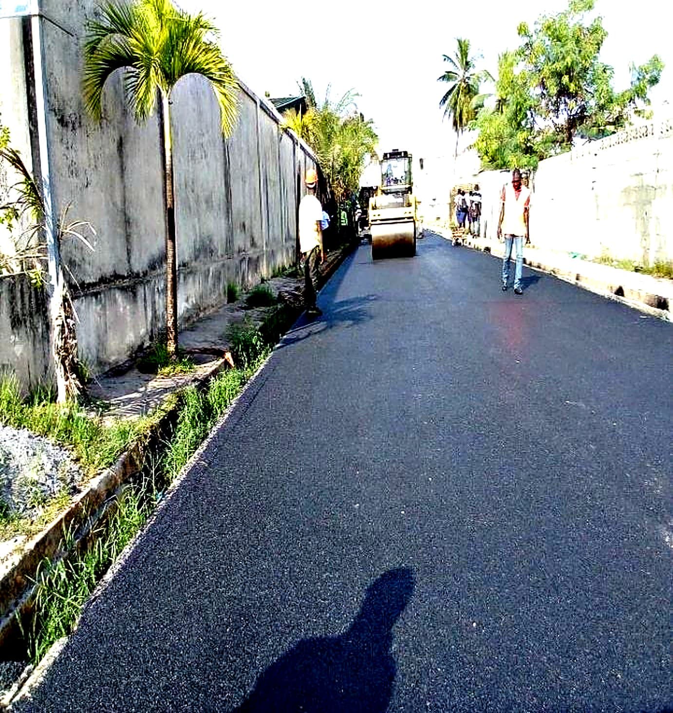 Compacteur sur le béton bitumineux neuf de la voirie du Charbonnage