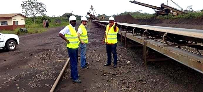Chemin de roulement et convoyeur de la mine de Moanda