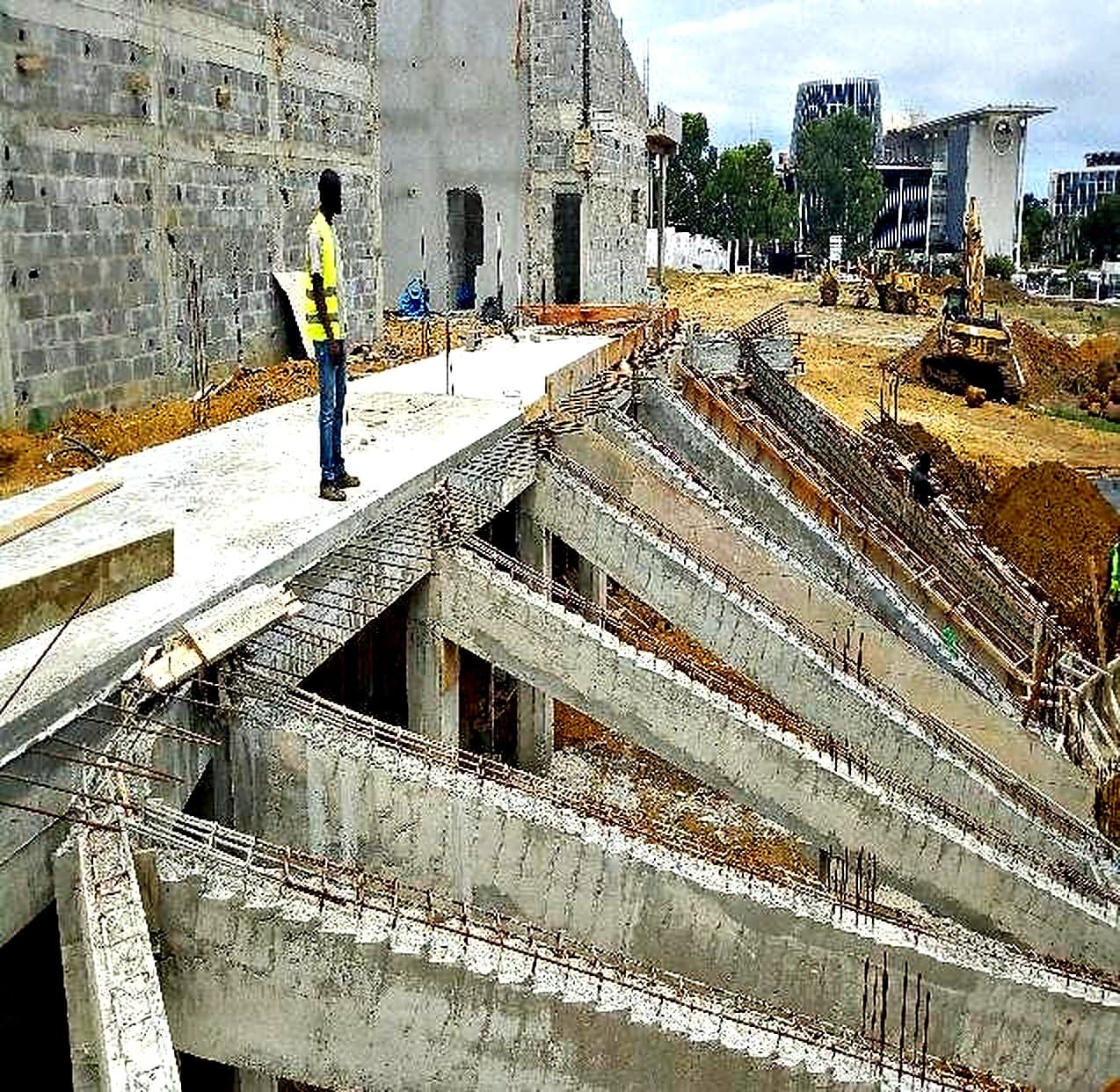 Gradins en béton armé du complexe en cours de construction