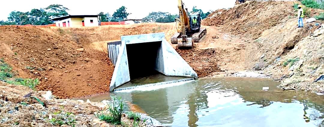 Dalot terminé en gare d’Oyan, pelle en retrait et ouvrage mis en eau