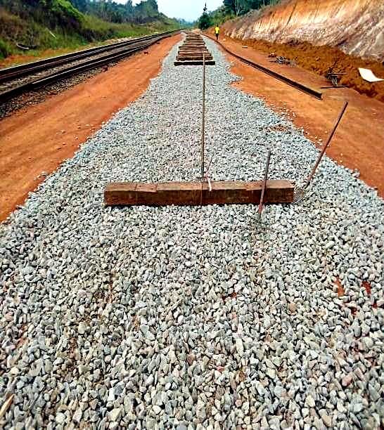 Ballast réglé et traverses en attente sur la plateforme neuve