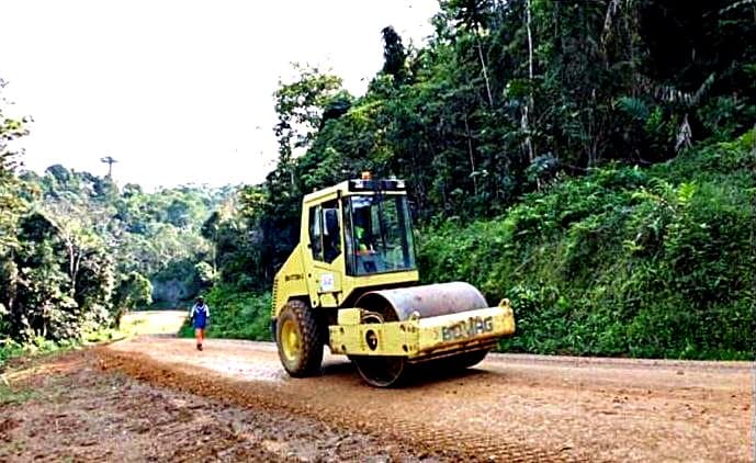 Compacteur sur la chaussée en terre rechargée