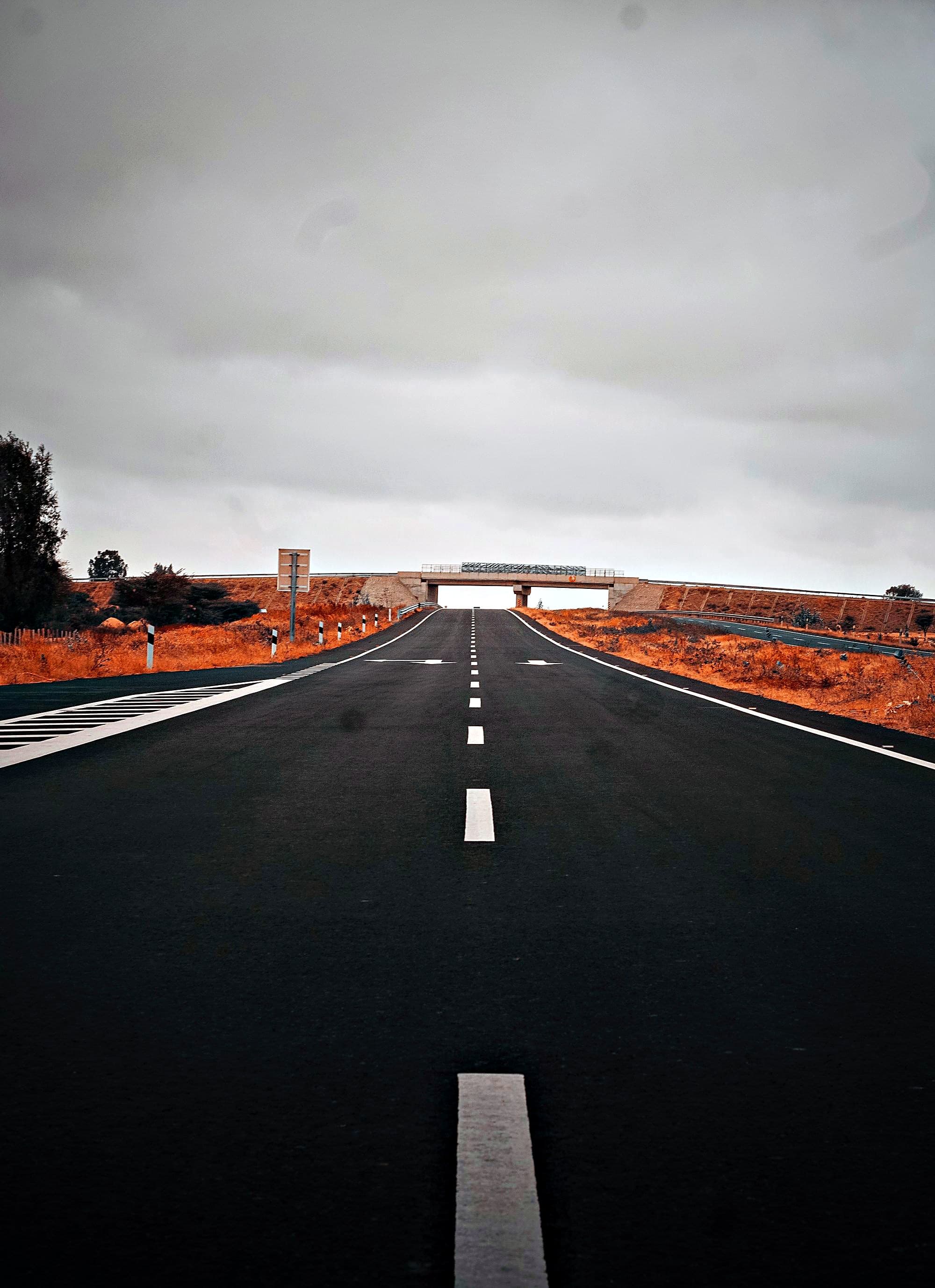 Chaussée neuve passant sous un ouvrage de franchissement