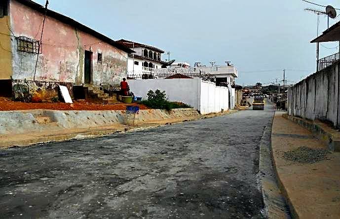 Rue et caniveau repris avant mise en œuvre de l’enrobé