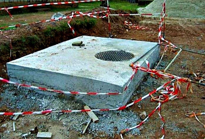 Dalle de couverture et tampon de visite posés, chantier balisé