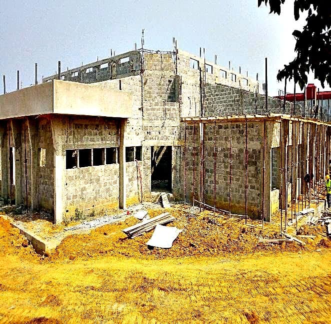 Bâtiment du complexe en élévation, murs et linteaux en place