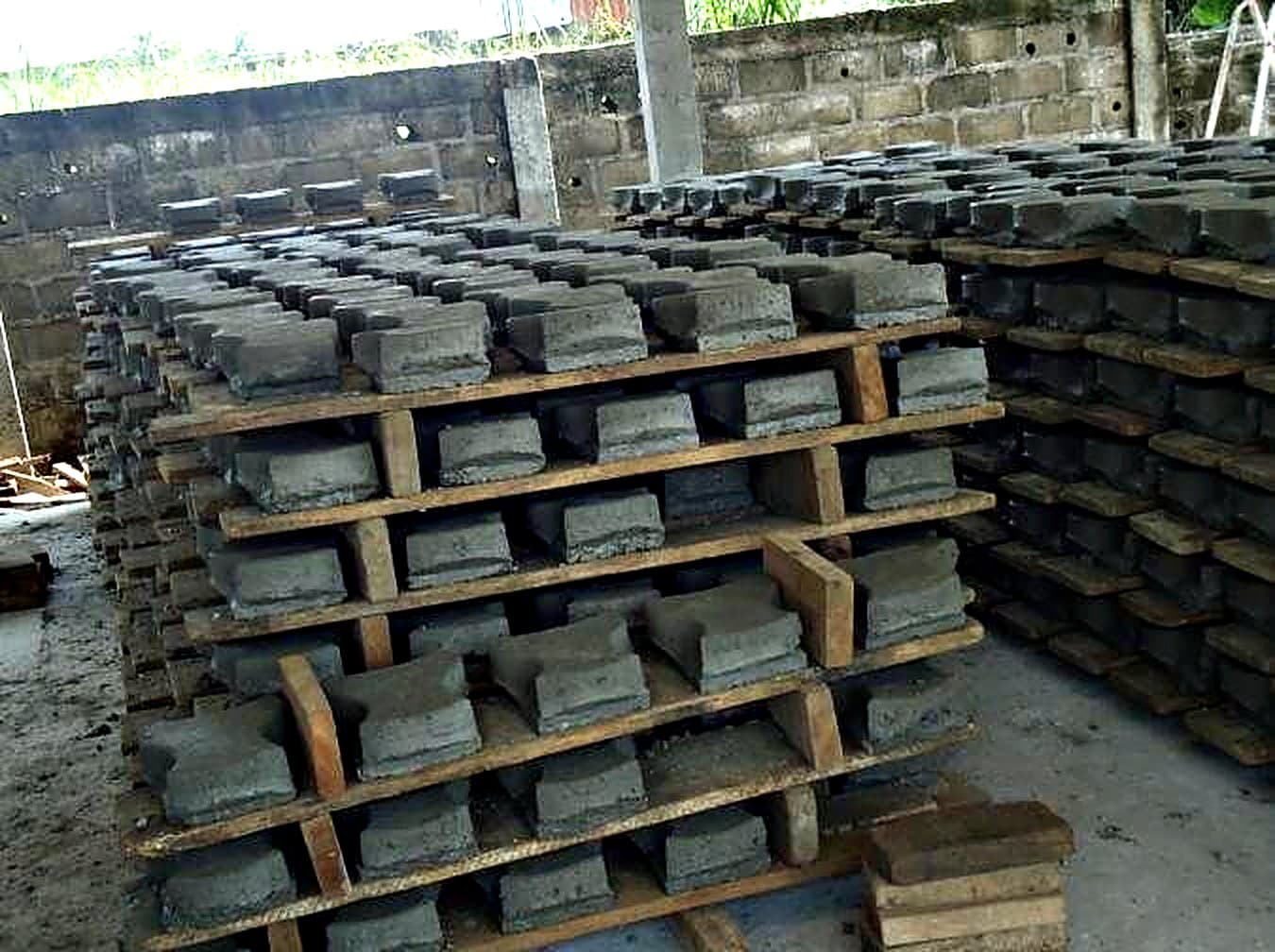 Pavés de 11 empilés sur palettes à l’atelier de préfabrication